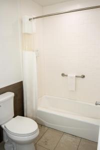 哈灵根哈林根美国最佳价值旅馆的浴室配有白色卫生间、浴缸和水槽。