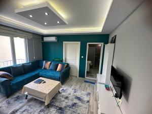 卡赫拉曼马什拉Çam Suit的客厅配有蓝色的沙发和桌子