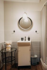 卢捷拿纳德德斯努Chata u Cecila的浴室设有水槽和墙上的镜子