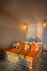 格兰岛Bamboo Beachfront Koh Larn的一张床上有色彩缤纷的枕头