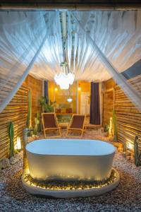 格兰岛Bamboo Beachfront Koh Larn的一个带椅子的房间的大浴缸
