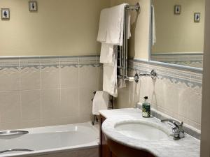 凯西克戴尔总馆西湖大酒店 的浴室配有盥洗盆和浴缸。