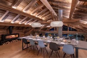 利维尼奥Chalet da sci SO - Livigno的大型用餐室配有长桌和椅子