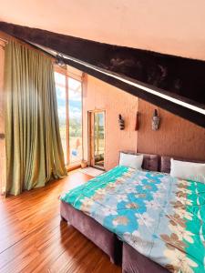 Oloitokitok Kilimanjaro view cabin-Amboseli的一间卧室设有一张床和一个大窗户