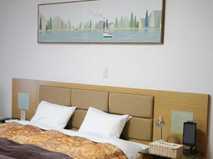 伊东Izu Kogen Ocean Resort, Ito Villa-TOKI-的卧室配有一张挂在墙上的床铺