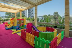 纳西克Radisson Blu Hotel & Spa, Nashik的一个带五颜六色游戏设备的儿童游乐场