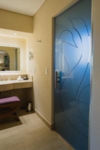 卡法亚特Piattelli Wine Resort的浴室设有一扇门,上面有孔雀