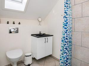 博恩瑟8 person holiday home on a holiday park in Bogense的一间带卫生间和水槽的浴室