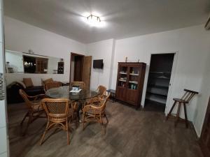 圣保罗Casa Vila da Saúde, aconchegante com 2 garagens e 2 quartos的客厅配有玻璃桌和椅子