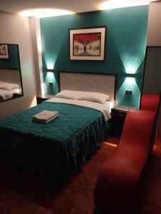 利马Hostal El Pilar的一间卧室配有一张床和一张红色椅子