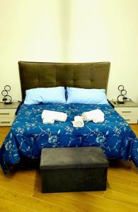 梅尔菲Porta Venosina Luxury House - WiFi e Netflix gratis的一间卧室配有一张床,上面有两条毛巾