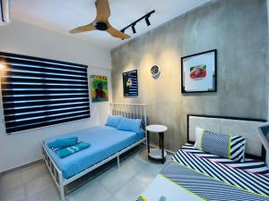 山打根Orang Utan Guest House的一间卧室设有蓝色的床和窗户。