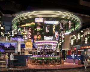 拉斯维加斯Las Vegas Hilton at Resorts World的建筑里的一个酒吧,人们站在里面