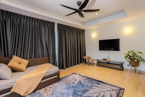 Kampong Si GintingSuntai Villa, Beachfront Suites的带沙发和吊扇的客厅