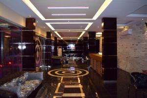 Al Nairyah沙漠棕榈公寓式酒店的大厅,在大楼里配有沙发和电视