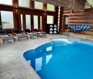 Mille-IslesLe Cerf #40的一个带椅子的房间的大型游泳池