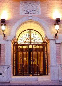 马德里唐路易酒店的大楼入口,设有大门