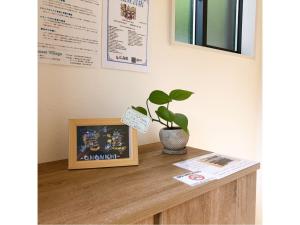 尾道市Sunset Village - Vacation STAY 15314v的坐在桌子上,画着画的植物