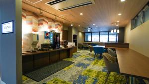柳川柳川新盖亚经济型酒店的一个带咖啡站和自助餐厅的办公室大堂