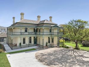 吉朗Myers Manor I Geelong CBD的老式房子,有大院子