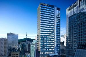 首尔Four Points by Sheraton Josun, Seoul Myeongdong的城市高楼的景色