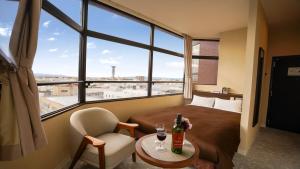 柳川柳川新盖亚经济型酒店的酒店客房设有床、桌子和窗户。