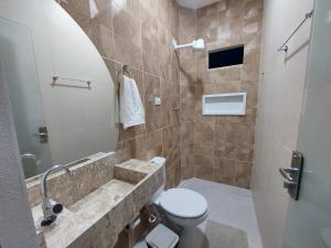 皮拉尼亚斯Pousada Luz do Sol的浴室配有卫生间、盥洗盆和淋浴。