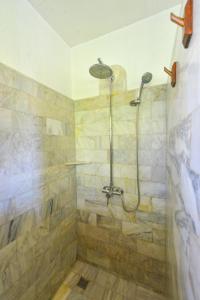 长滩岛Tropicana Ocean Villas的带淋浴喷头的浴室