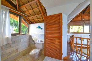 长滩岛Tropicana Ocean Villas的浴室设有卫生间、盥洗盆和窗户。