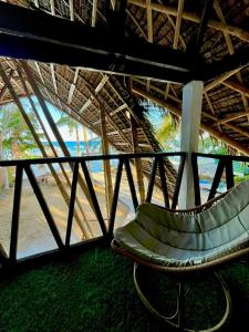 大奥On Board Panglao Beach Hostel & Resort的海滩景大楼内的弧形椅子