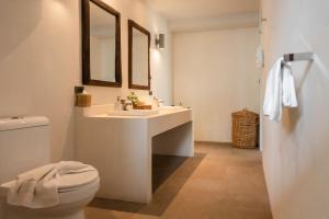 攀瓦海滩科夫住宿加早餐旅馆的一间带水槽和卫生间的浴室
