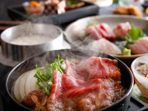 那智胜浦町KAMENOI HOTEL Nachi Katsuura的桌上一盘带肉和蔬菜的食物