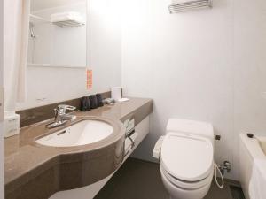 札幌Vessel Inn Sapporo Nakajima Park的浴室配有白色卫生间和盥洗盆。