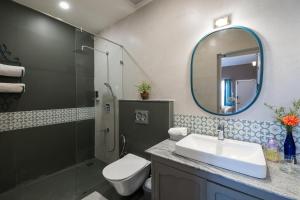 乌提金斯克利夫度假村的一间带水槽、淋浴和镜子的浴室