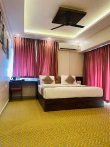 耶拉汉卡VOVO HOTELS的一间卧室配有大床和粉红色窗帘