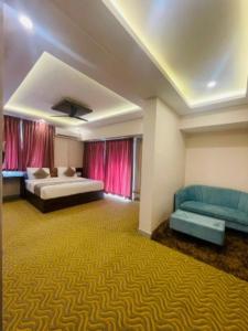 耶拉汉卡VOVO HOTELS的大房间设有两张床和一张沙发