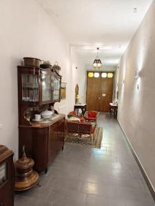 阿杰罗拉Casa Villani的客厅的走廊,带桌子