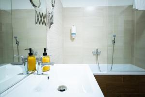 尼尔巴托尔Elixír Panzió的浴室配有盥洗盆和浴缸。