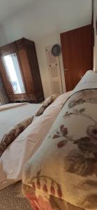 阿杰罗拉Casa Villani的一间卧室配有一张带枕头的床