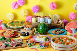神户神户全日空皇冠广场酒店的餐桌上放有食物和气球的盘子