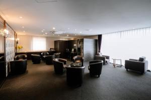 大阪西乐雷斯酒店的大楼内带沙发和椅子的等候室