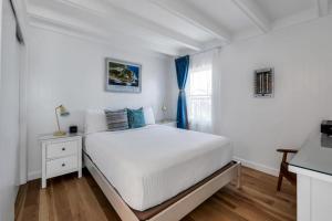 蒙托克大海度假旅馆的白色的卧室设有床和窗户