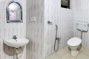 兰奇FabHotel Star Lotus的一间带水槽、卫生间和镜子的浴室