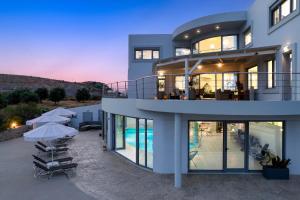 罗德岛卡利地亚Rhodes Kallithea Villa - Zafira Private Pool Gem的一座带游泳池和遮阳伞的大房子