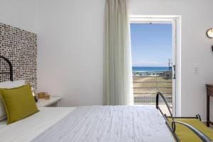 斯卡拉Beachfront Villa Alexandra的一间卧室配有一张床,享有海景