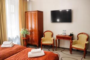 弗罗茨瓦夫欧罗比斯基罗瓦中心酒店的酒店客房设有两张床、一张桌子和一台电视。