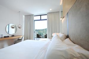 珍南海滩The RIYAZ Lavanya的酒店客房设有白色的床和窗户。