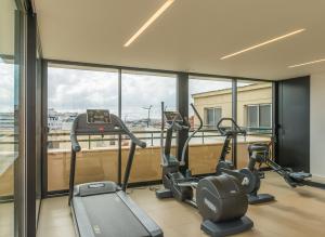 里斯本麦拉帕奎酒店的大楼内带跑步机和椭圆机的健身房