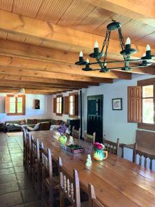 卡萨雷斯The Wild Olive Andalucía Agave Guestroom的用餐室配有大型木桌和椅子