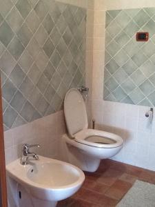 基安蒂格雷夫B&B Casa Gori的一间带卫生间和水槽的浴室